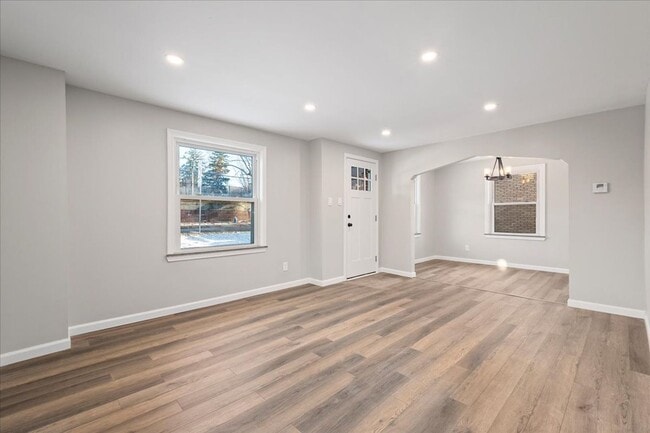 Building Photo - 3 Bedroom, 1 Bathroom Rental in Avalon