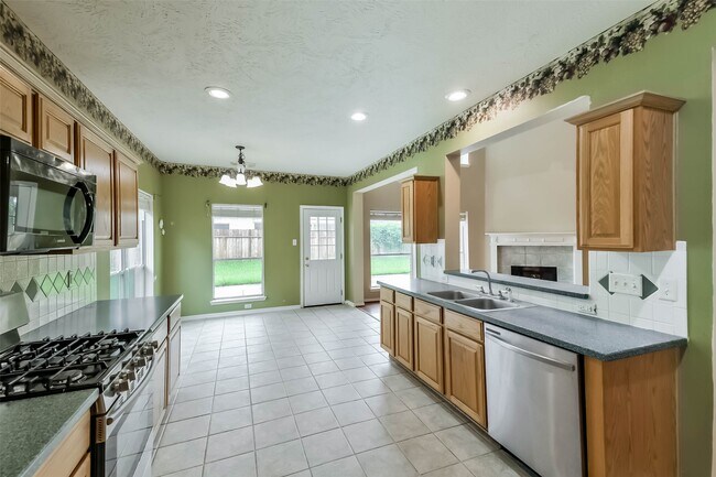 Building Photo - 8511 Cross Country Dr