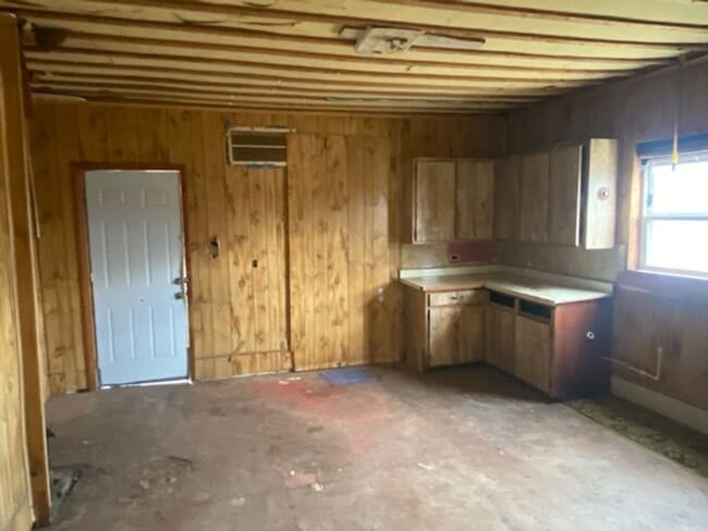 Building Photo - Now Available!! Fixer Upper! - $390 Month / $500 Down