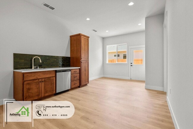Building Photo - 2864 River Dr