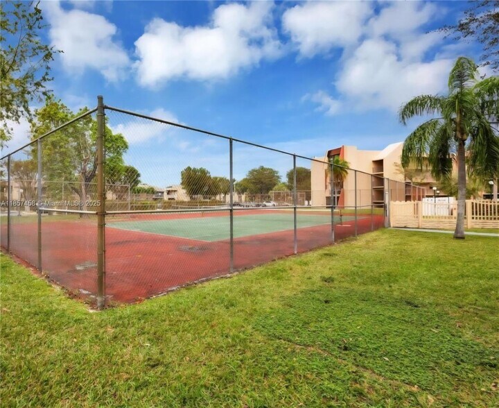 Building Photo - 13715 Kendale Lakes Cir