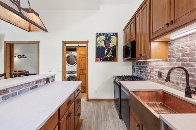 Building Photo - 400 Argentine St