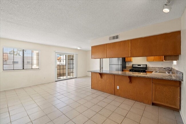 Building Photo - Summerlin 2 Bedroom Condo Renovated Kitche...