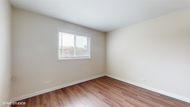 Building Photo - 29W542 Country Ridge Dr