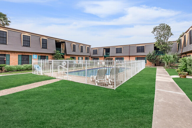 Building Photo - Chateau Santa Fe