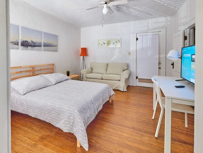 Building Photo - R0504