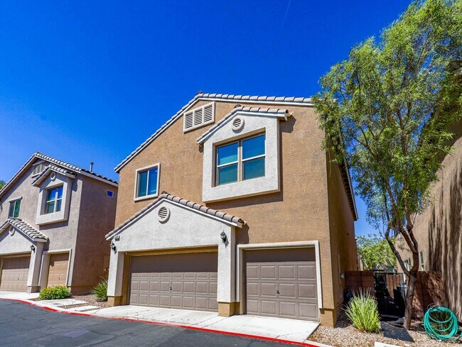 Building Photo - Nicely Upgraded Mountains Edge Gated Commu...