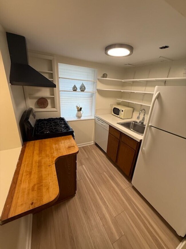 Building Photo - *DREAM LOCATION* 6BR Completely Renovated Duplex