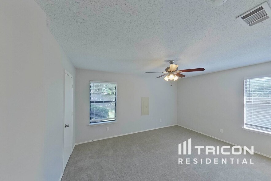 Building Photo - 4931 Darrow Ln