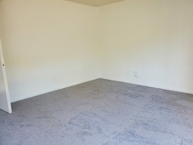 Building Photo - 4624 Landscape Dr