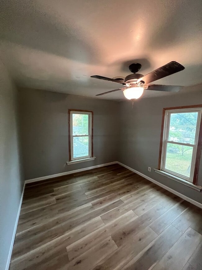 Building Photo - Spacious 4 Bedroom House