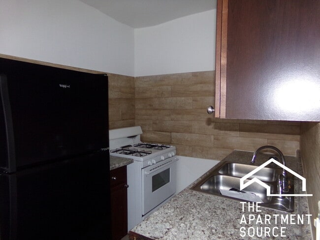 Building Photo - 1619 W Morse Ave