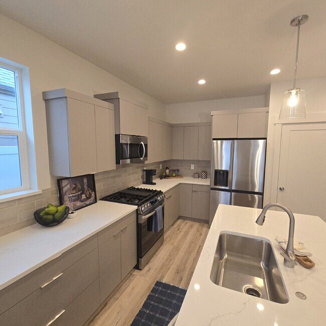 Building Photo - Beautiful, bright and brand NEW!