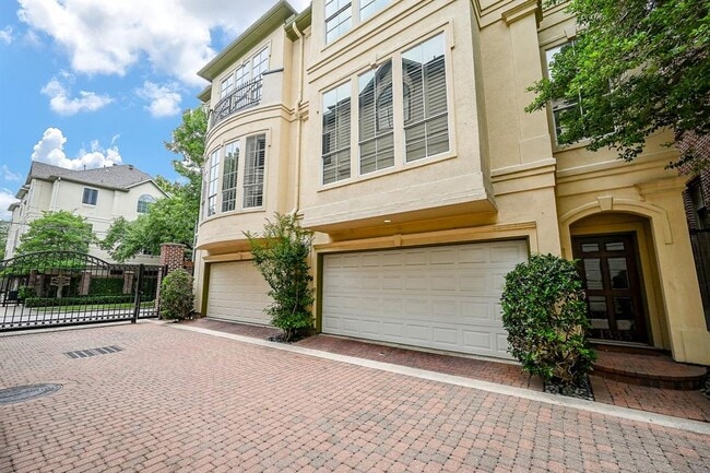 Building Photo - 1337 Hyde Park Blvd