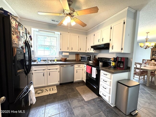 Building Photo - 304 Woody Way