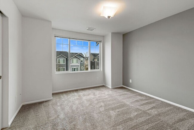 Building Photo - Spaciously Modern Tri Level Townhome for Rent in North Everett