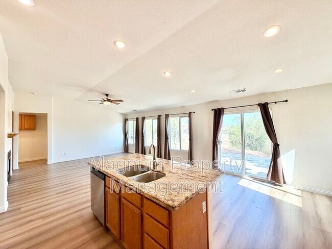 Building Photo - 102 Goldenrod Ave