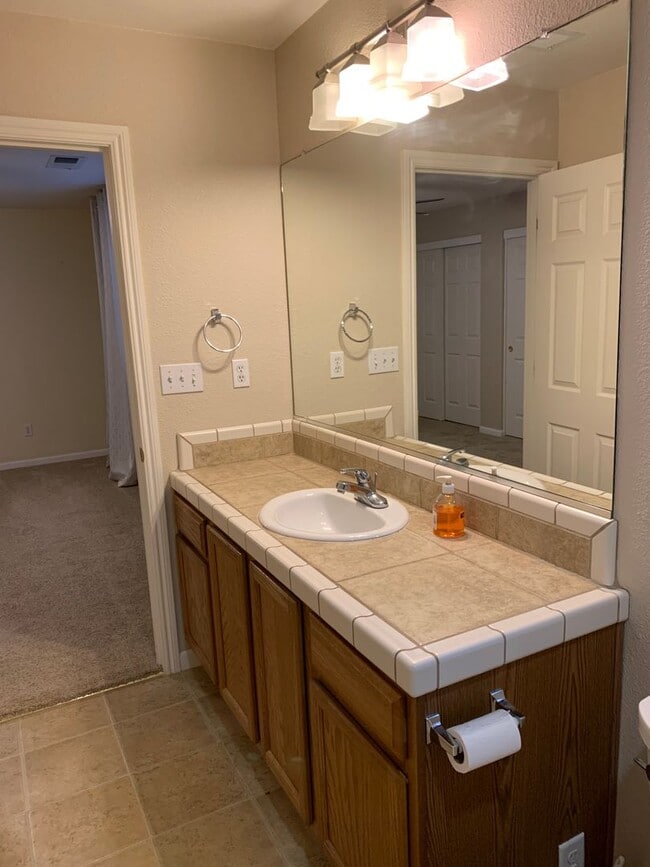 Building Photo - 3 Bedroom 2 Bath Home