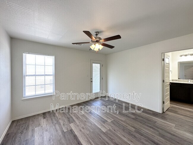 Building Photo - 1079 S Benchmark Ln