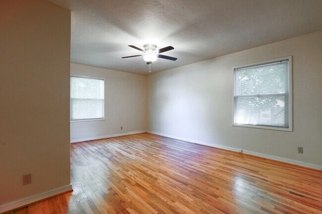 Building Photo - Chic Updated Mid-Century Townhouse in Cedar Hills!