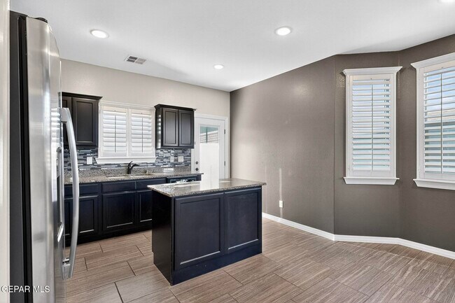 Building Photo - 220 S Manzanita Dr