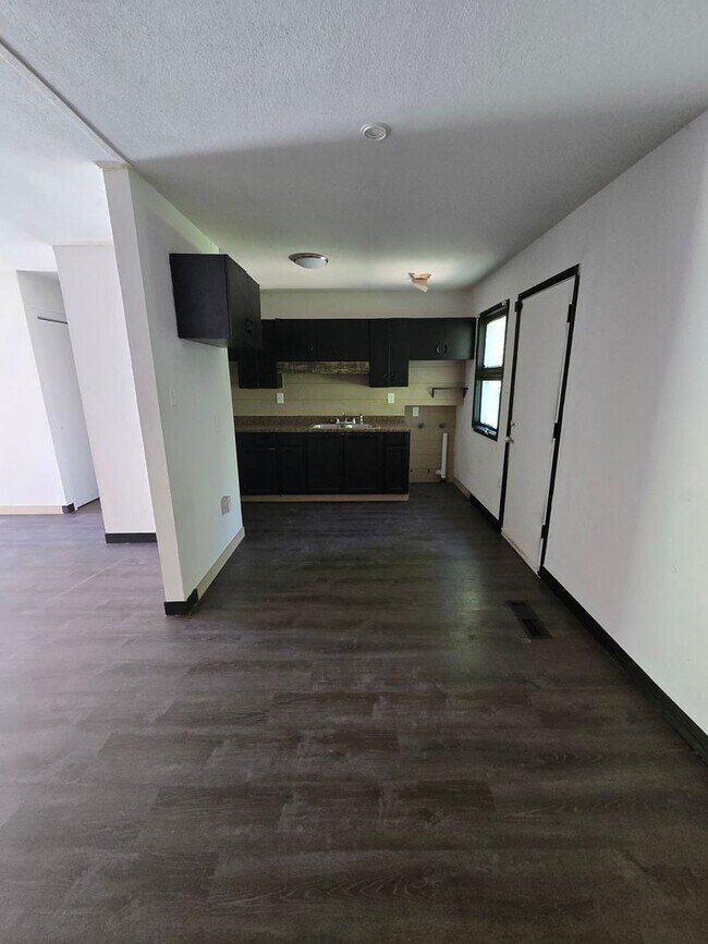 Building Photo - 3 bedroom 1 bath house
