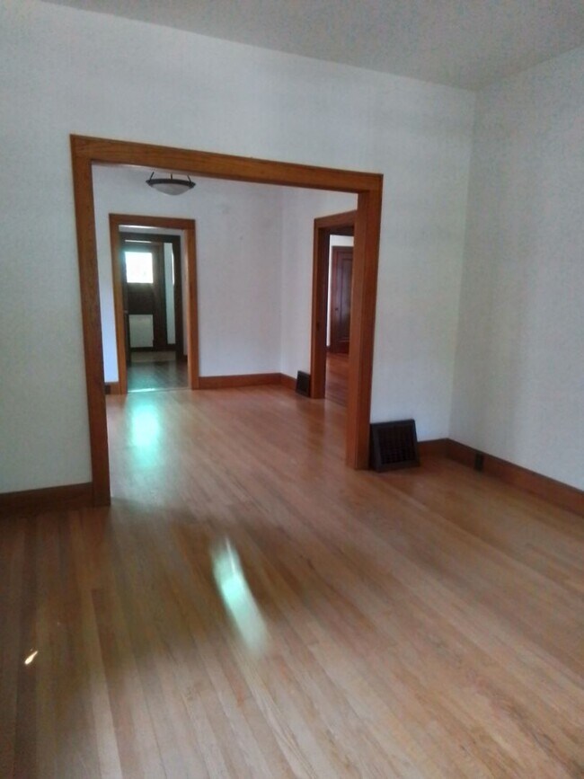 Building Photo - 4 Bedroom close to downtown, bike and walk...
