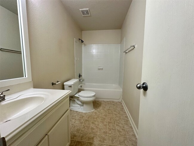 Building Photo - 20515 Hillsdale Park Dr