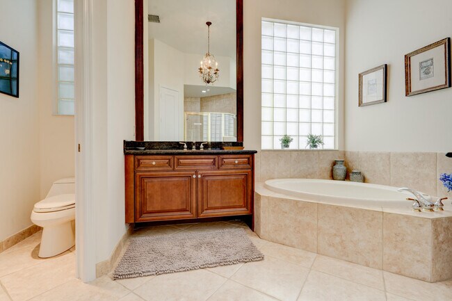 Building Photo - 119 Esperanza Way