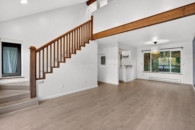 Building Photo - Updated 1BD/1BA Condo in Portland’s West Hills w/ Carport & Private Balcony