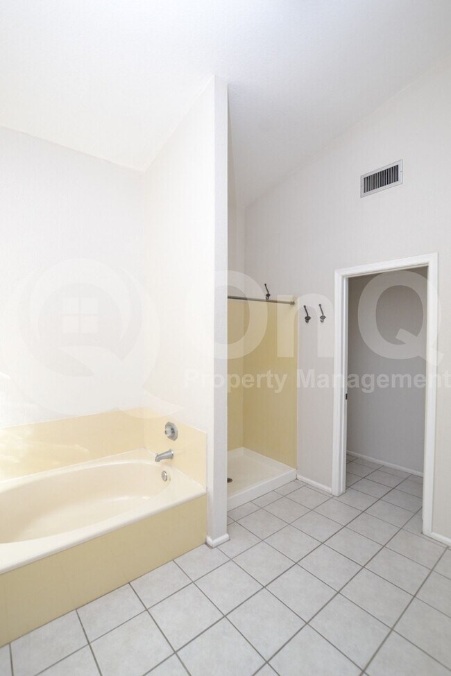 Building Photo - 2409 W Marlboro Dr