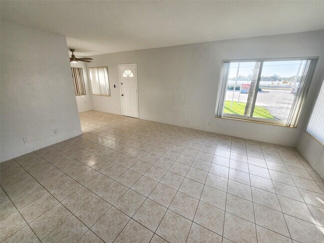 Building Photo - 505 S Ocean Dr