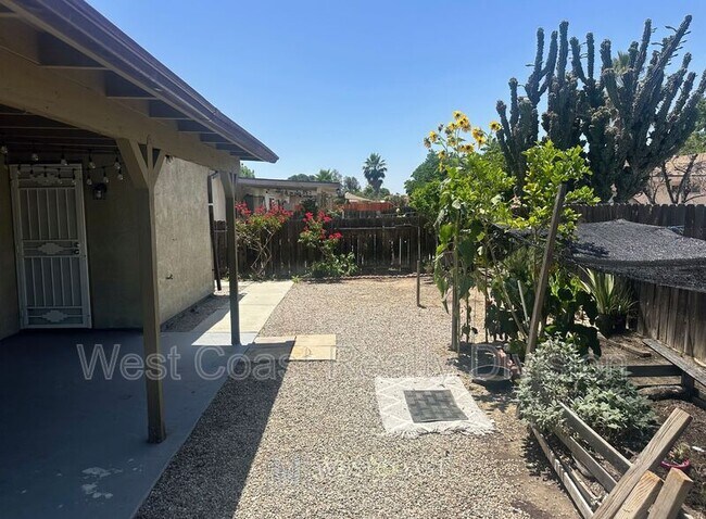 Building Photo - 627 Solano Dr