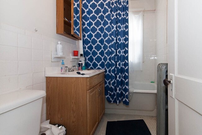 Building Photo - NO FEE!!  GREAT DEAL!!!!  2 BED ALONG THE B-LINE AVAILABLE JUNE 1ST!