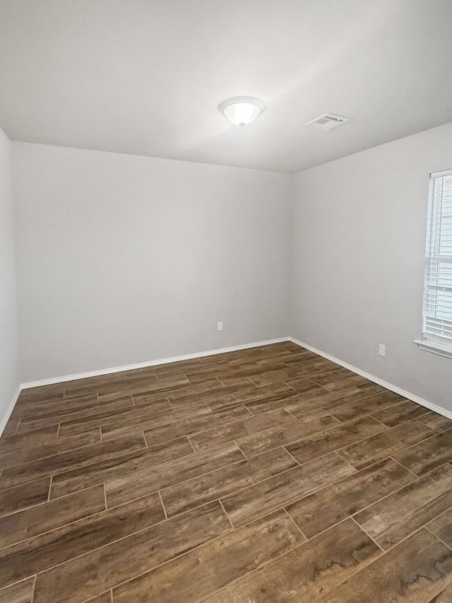 Building Photo - Modern 3-Bedroom Home in Gated Seven Oaks South