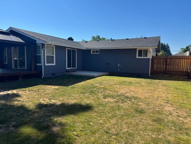 Building Photo - Great 3-Bedroom, 2-Bath Ranch Style Home w...