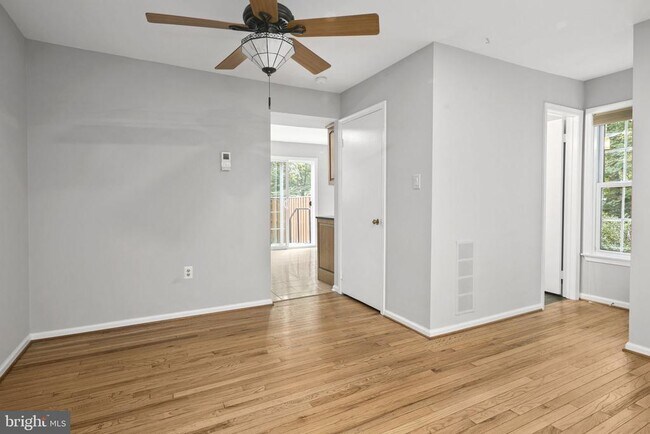 Building Photo - 2514 S Walter Reed Dr