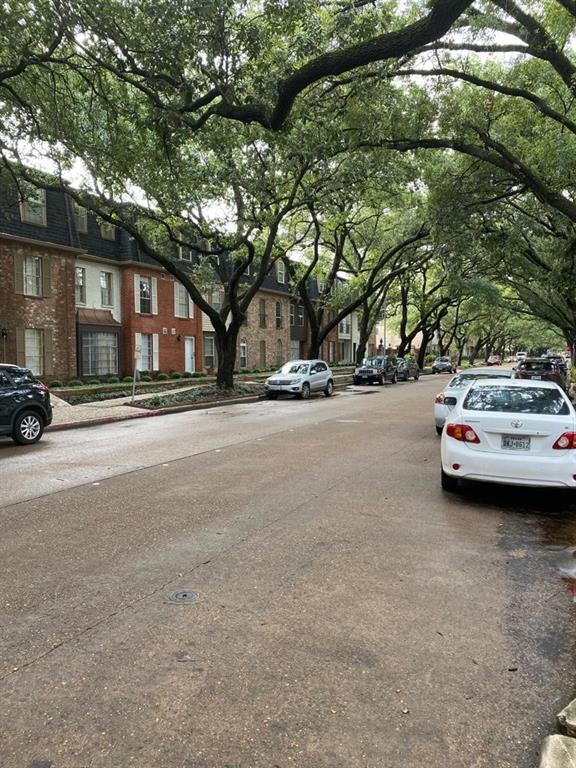 Building Photo - 452 N Post Oak Ln