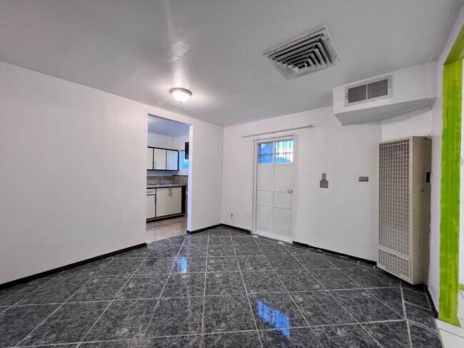Building Photo - 3117 Cypress Ave