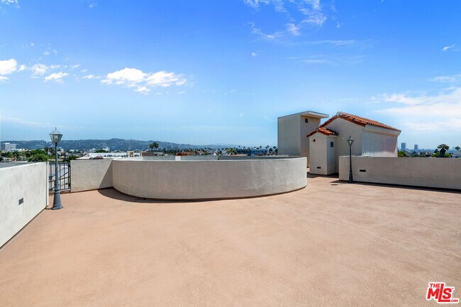 Building Photo - 1135 Rexford Dr