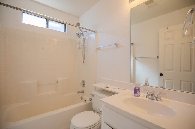 Building Photo - Conveniently located 3 Bedroom, 2 bath
