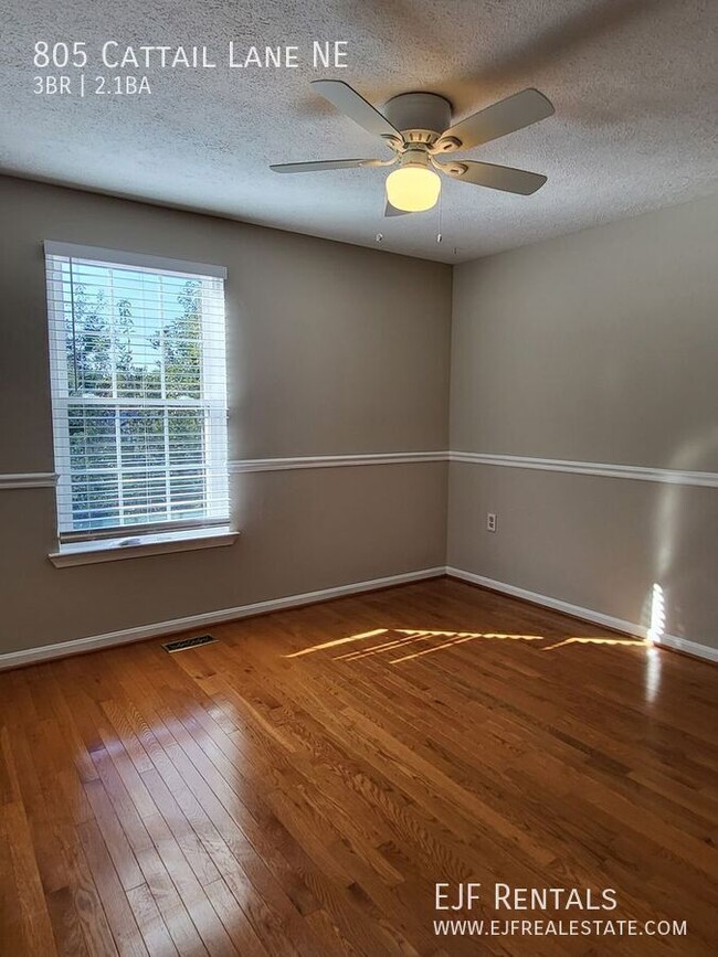 Building Photo - 805 Cattail Ln NE