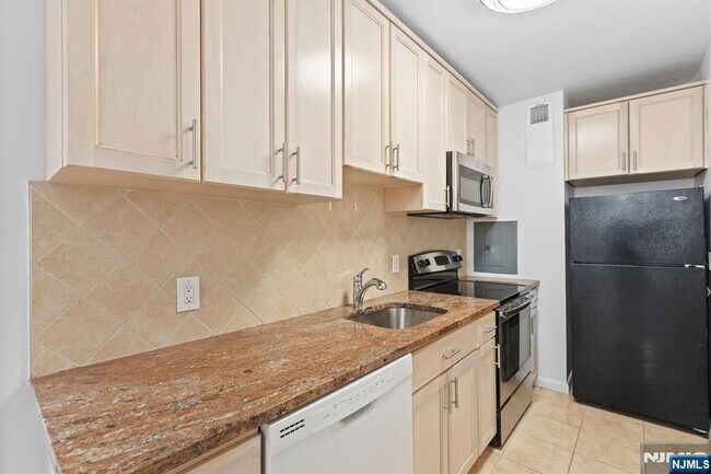Building Photo - 1450 Palisade Ave