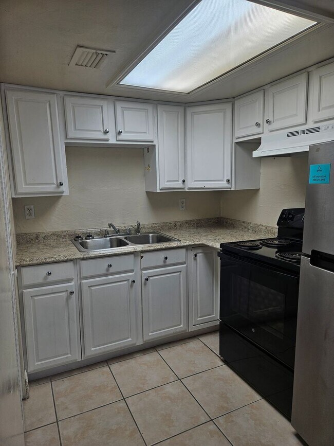 Building Photo - 1 BEDROOM 1 BATH NEWLY RENOVATED CONDO