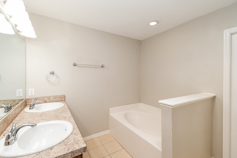 Building Photo - 12451 Glenn Hollow Dr