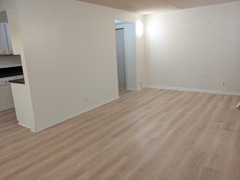 LivingAndEntry - 805 29th St