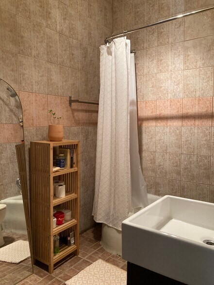 Building Photo - 2628 W Division St