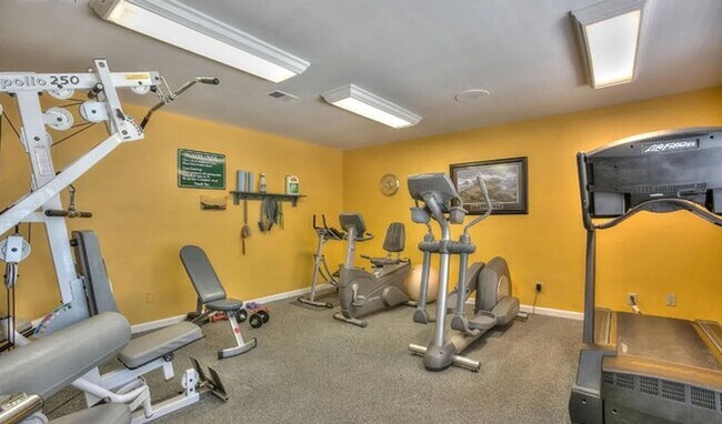 Building Photo - Updated 2 Bed 2 Bath Hunter Creek Condo W/Community Pool