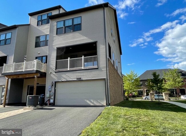 Building Photo - 43373 Southland St