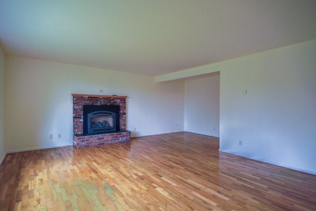 Building Photo - 4 Bedroom House in Coupeville